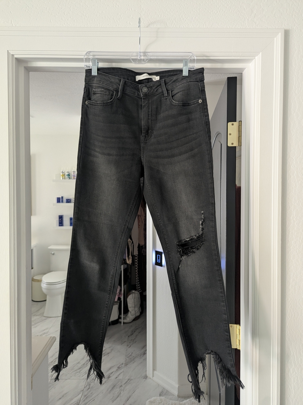 Women’s Black Distressed Cropped Jeans